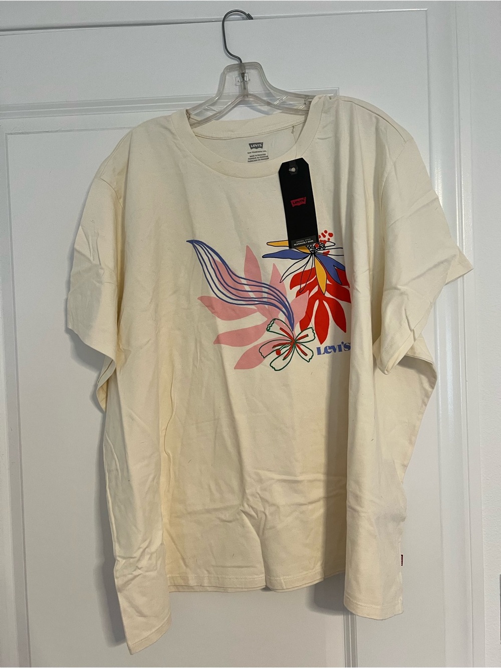 NWT Levi’s Floral Graphic Tee